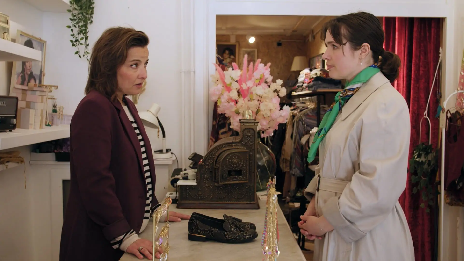 Medewerker gaat in gesprek met een boze klant in de winkel