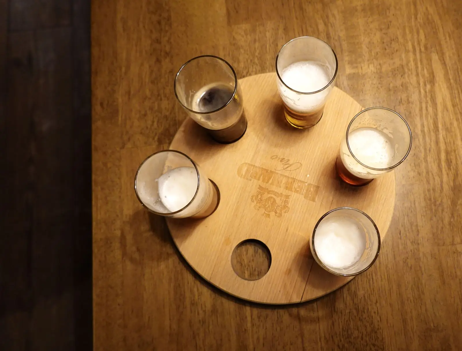 Glazen bier op een plank