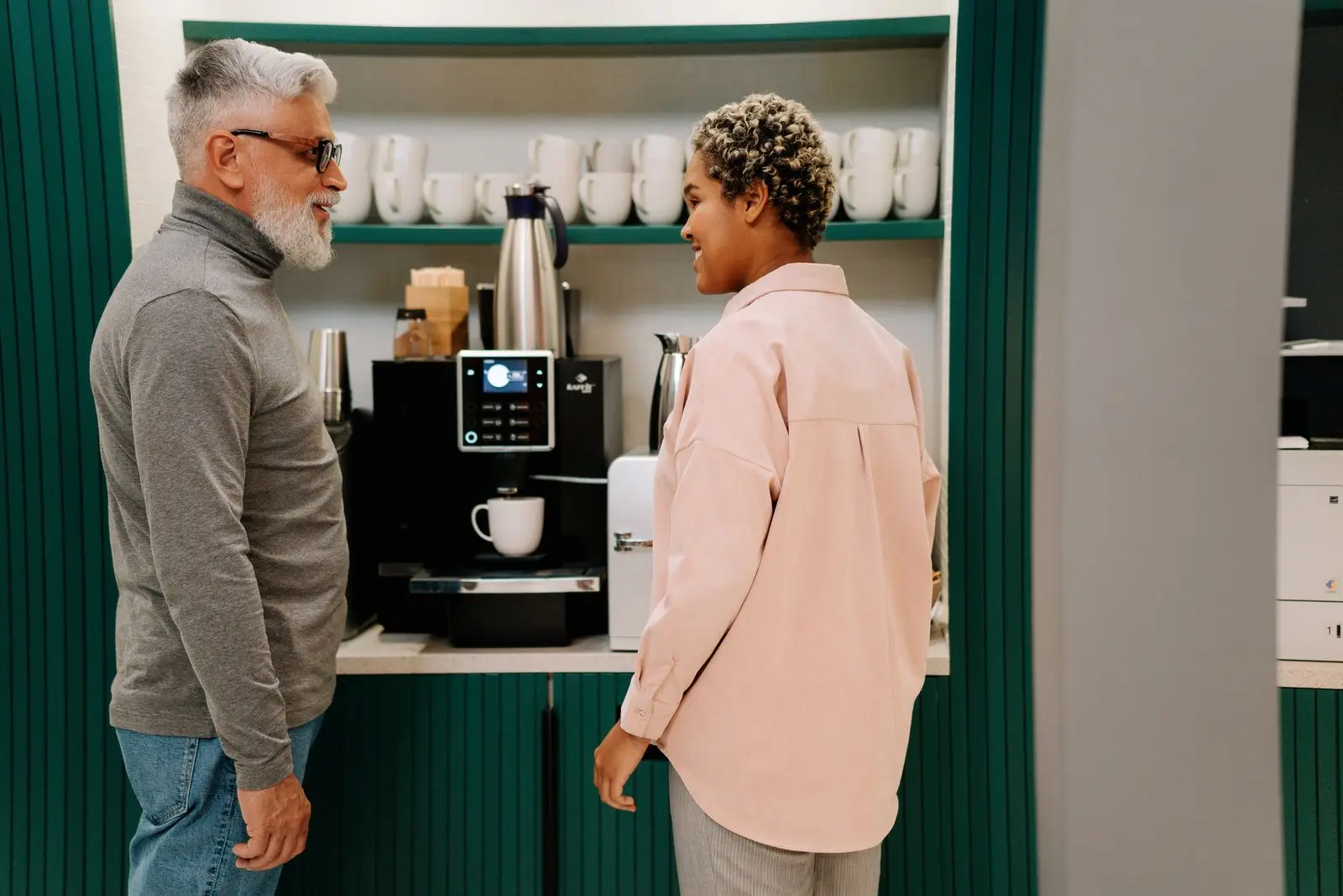 Collega's in gesprek bij de koffie
