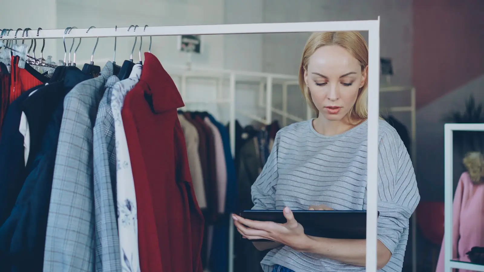 Medewerker in een kledingwinkel