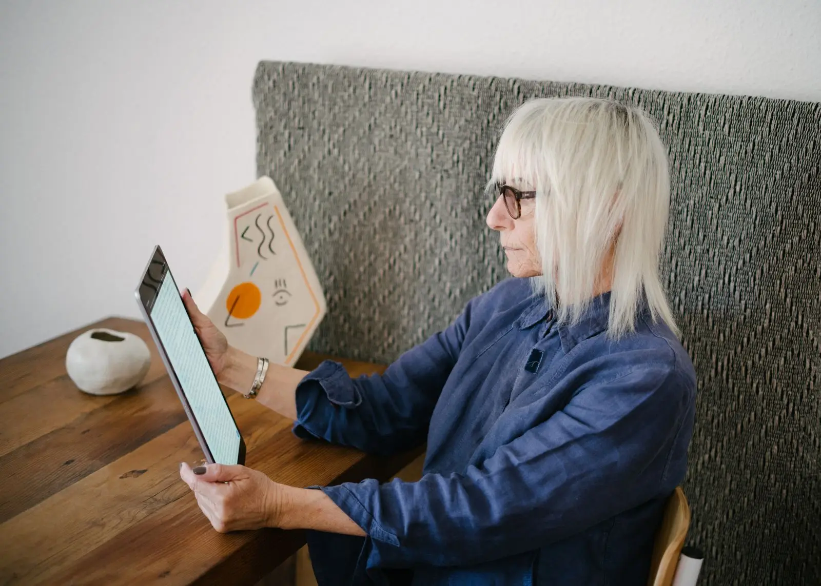 Vrouw leest op een tablet