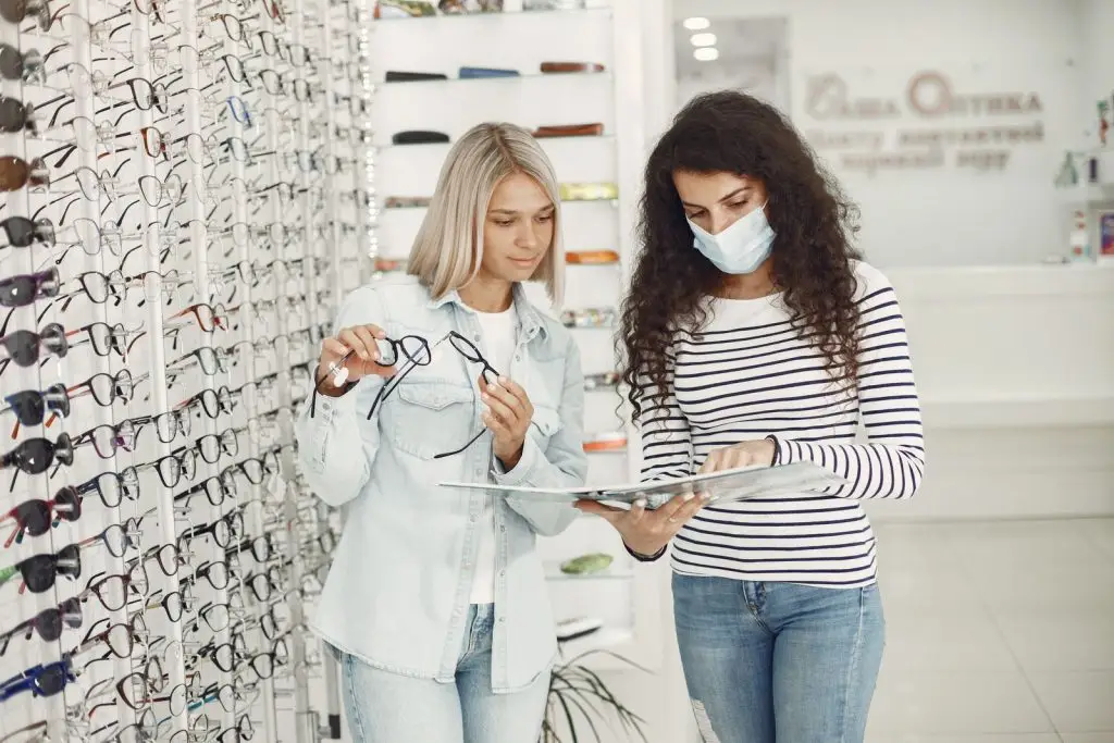 Twee vrouwen kiezen een bril bij de opticien