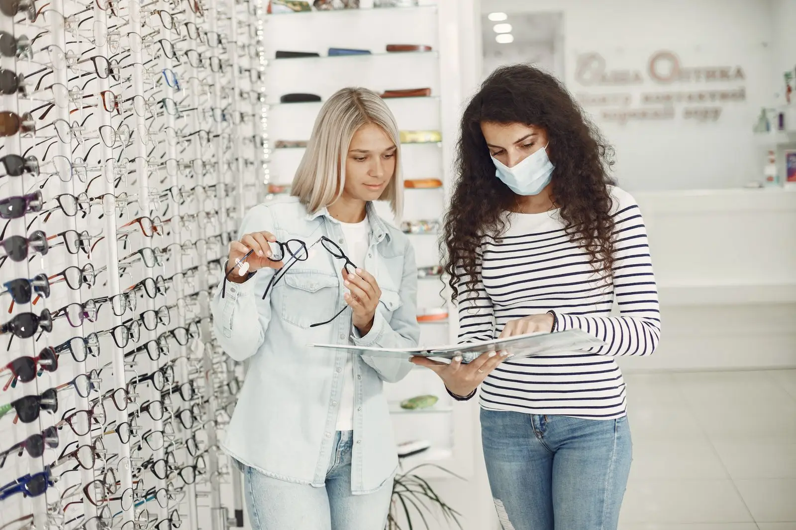 Twee vrouwen kiezen een bril bij de opticien
