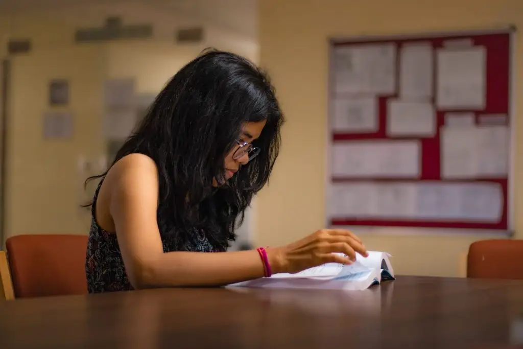 Student leest in een lesboek