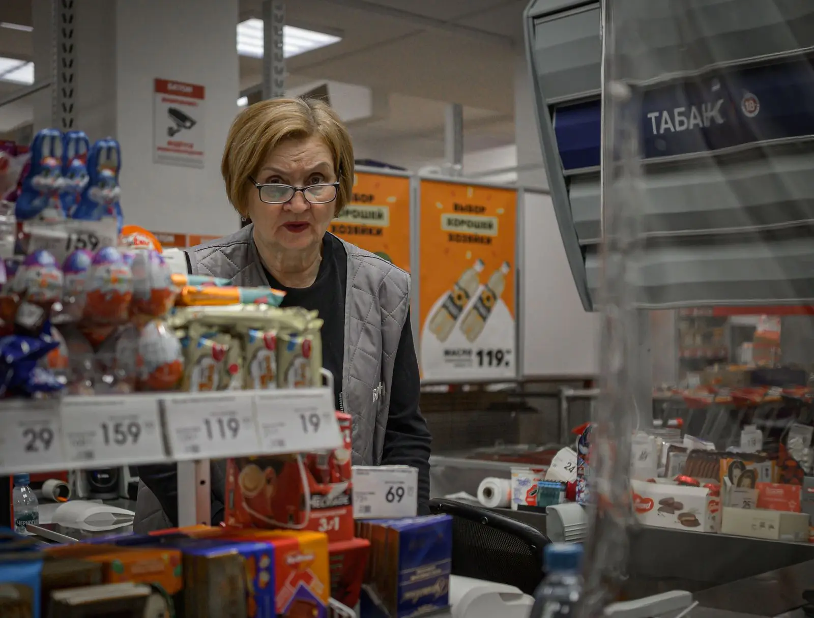 Caissière aan de kassa van de supermarkt