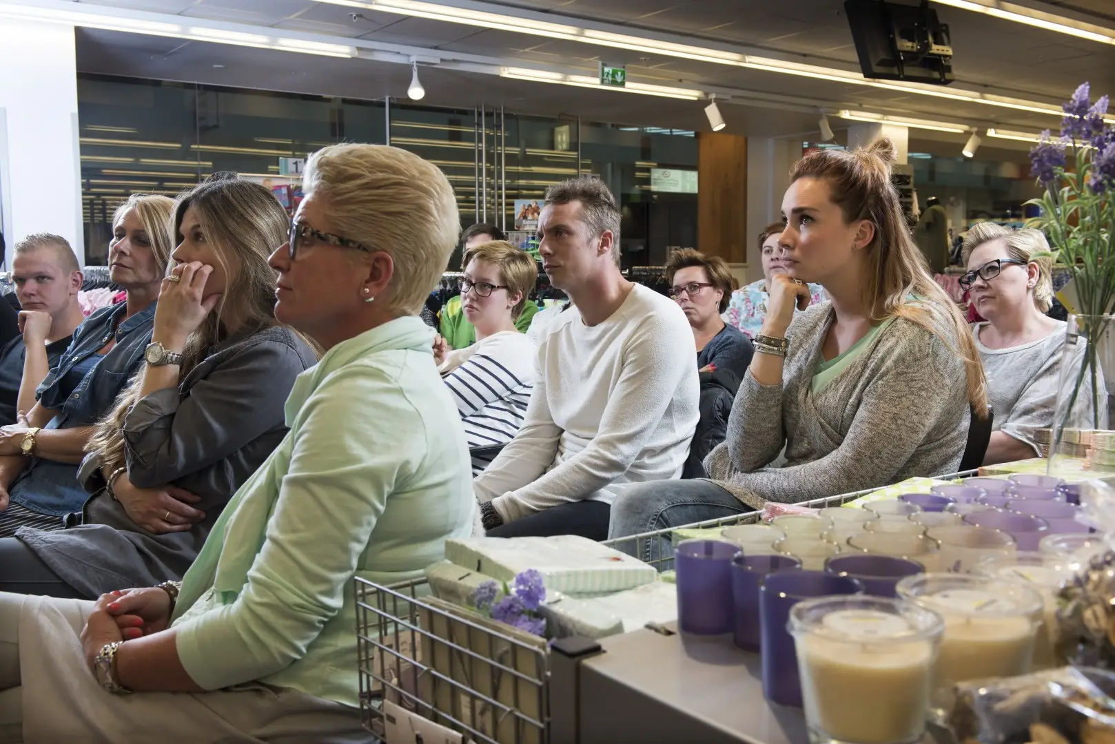 Deelnemers luisteren geconcentreerd tijdens een training