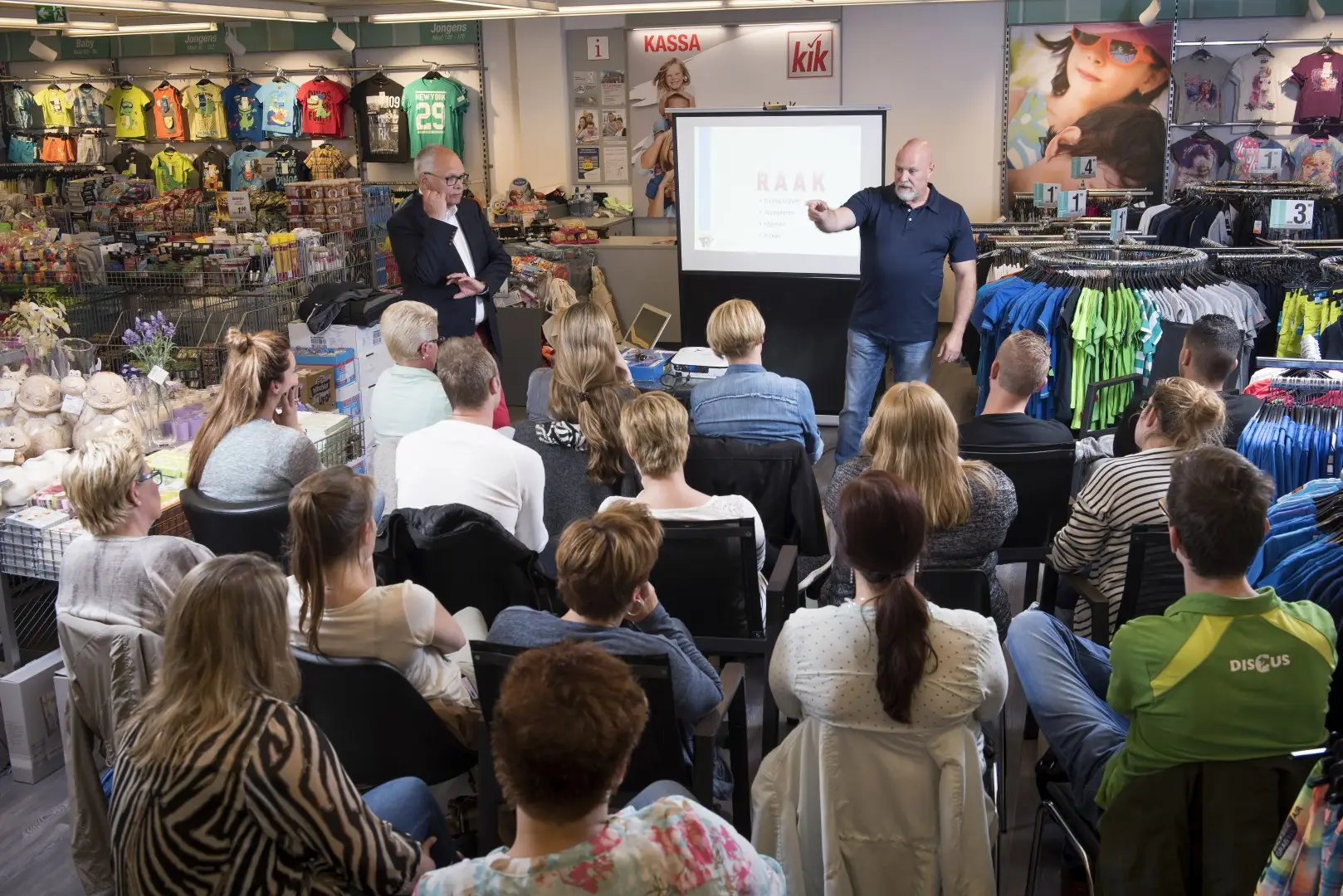 Winkelmedewerkers volgen een training in de winkel