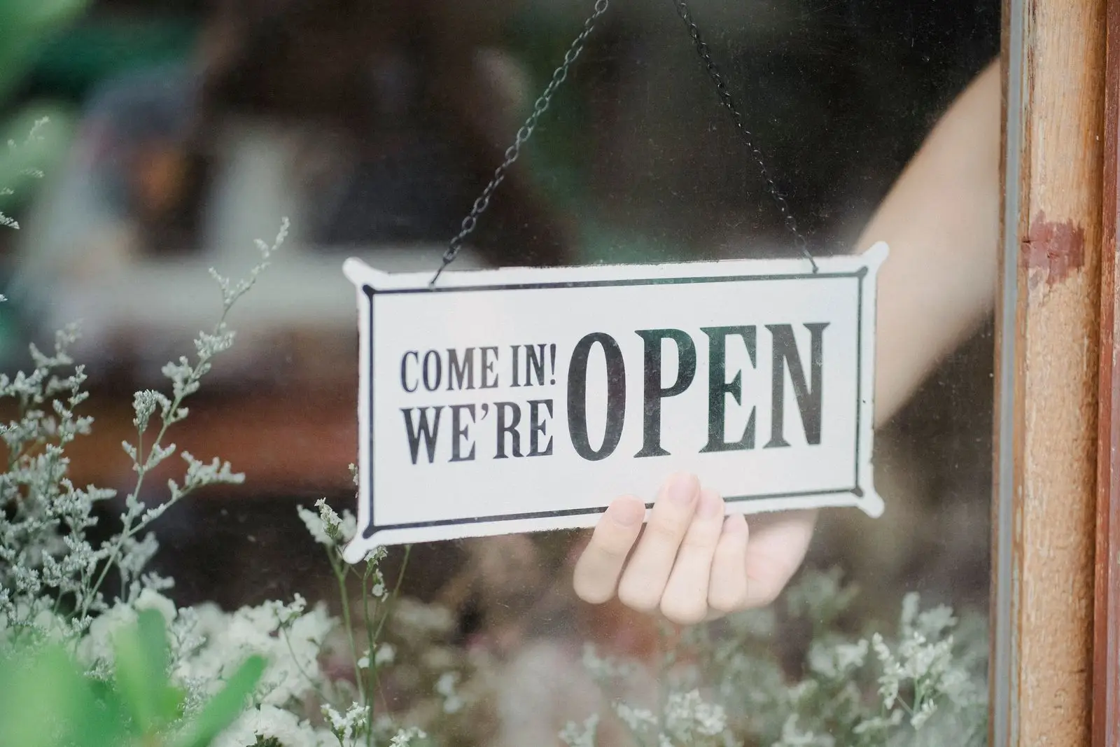 Winkel gaat open, bordje op de deur